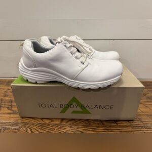 Align Velocity Womens White Nursing Shoes Size 6.5 (EU 37)